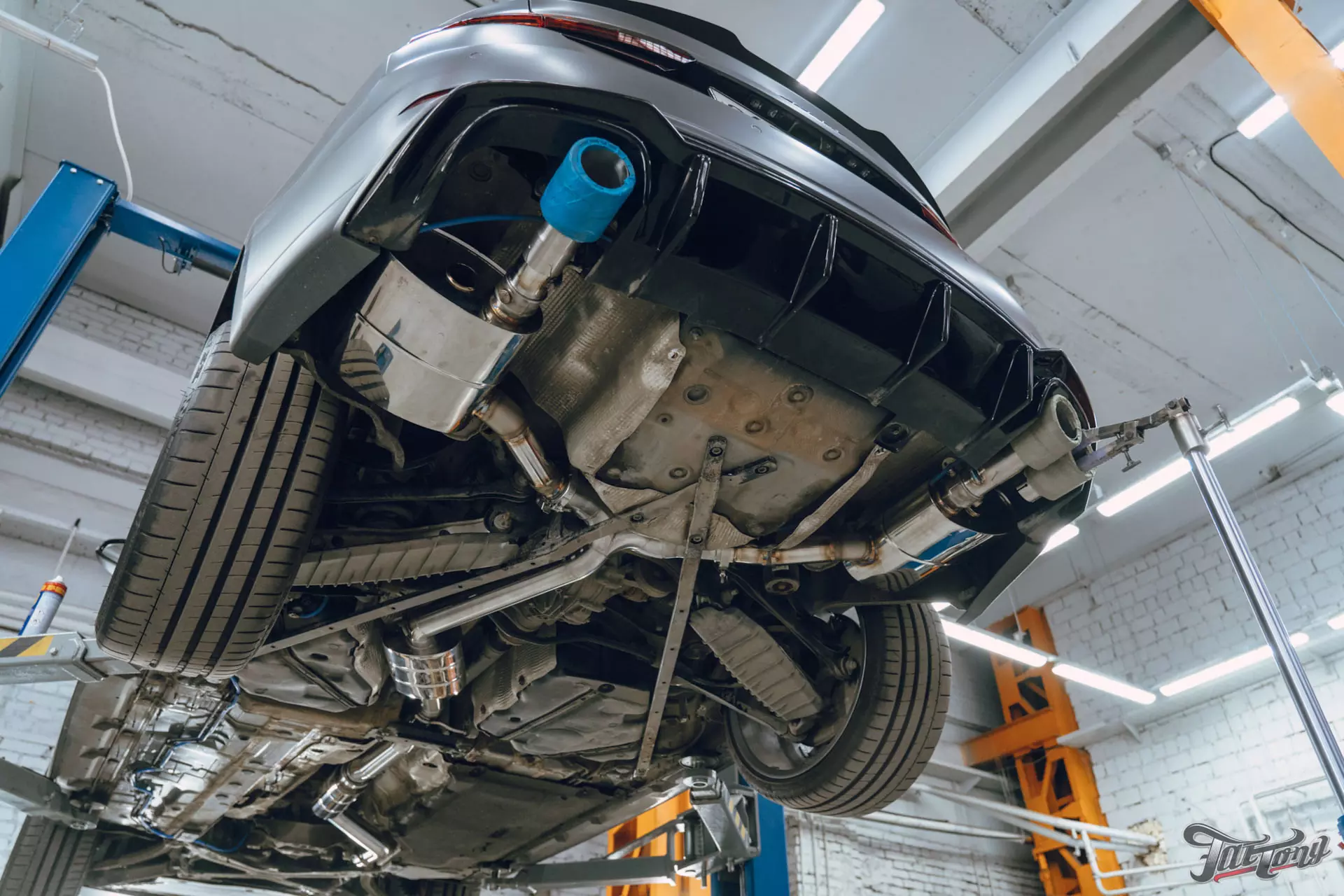 Audi A5. Постройка выхлопной системы в двумя режимами громкости и управлением со штатной мультимедиа. Перешив подушки руля. Химчистка подкапотного пространства и салона